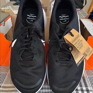 🆕 Nike Revolution 7 Black Athletic Shoes Wide
